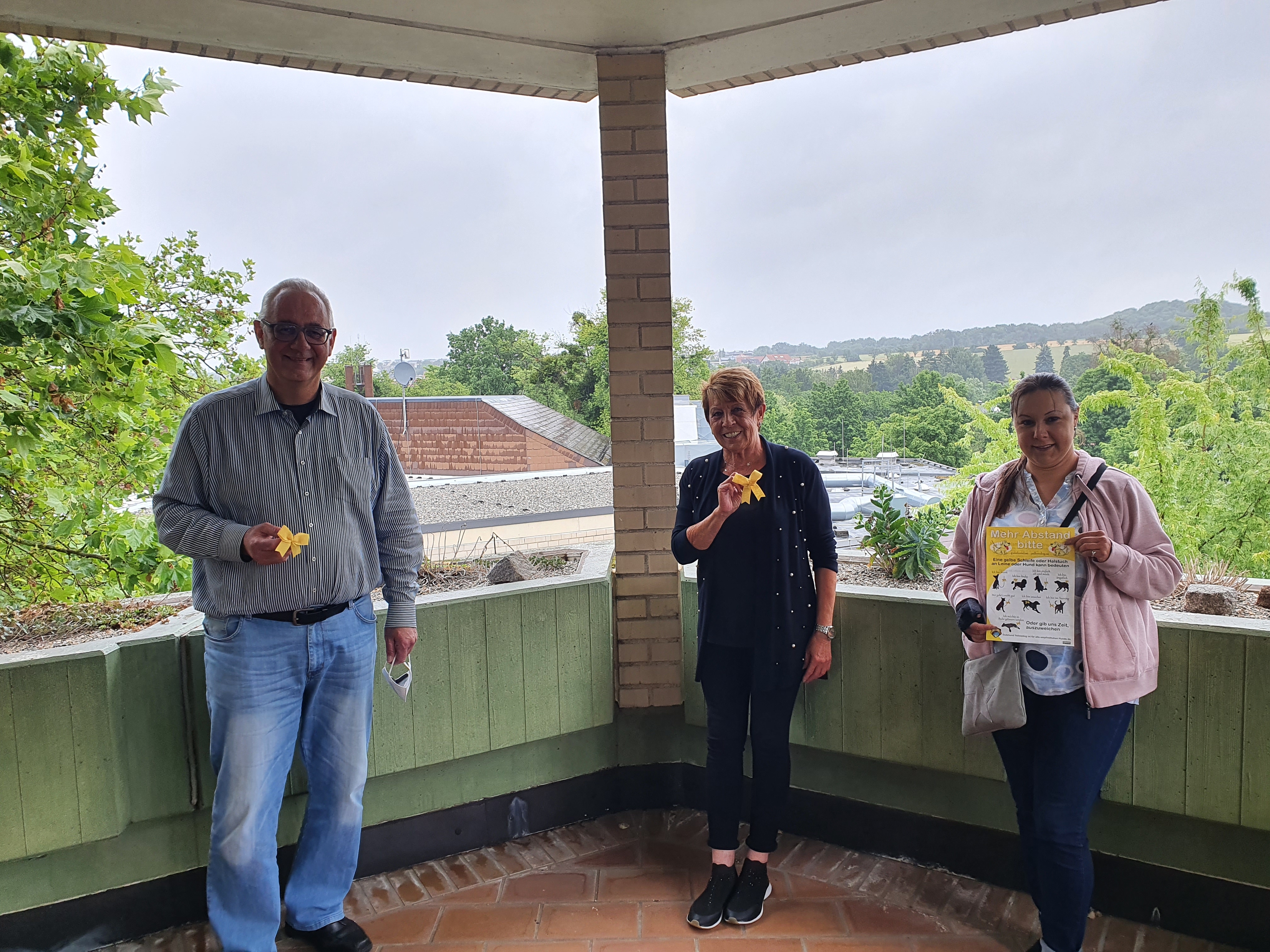 Die Lohfeldener Initiatorinnen der Aktion „Gelber Hund braucht Freiraum“, Monika Becker (M.) und Birgit Eberwein (r.), übergaben am 1. Juli im Rathaus einige der gelben Schleifen sowie Infomaterialien an Bürgermeister Uwe Jäger.