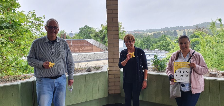 Die Lohfeldener Initiatorinnen der Aktion „Gelber Hund braucht Freiraum“, Monika Becker (M.) und Birgit Eberwein (r.), übergaben am 1. Juli im Rathaus einige der gelben Schleifen sowie Infomaterialien an Bürgermeister Uwe Jäger.