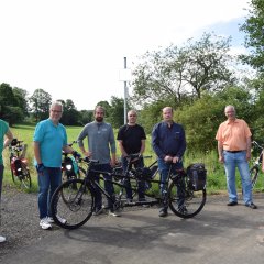Unter den Gästen (v.l.n.r.): Lisa Haubner, Klimaschutzmanagerin Gemeinde Kaufungen, Burkhard Wassel, Radverkehrsbeauftragter Gemeinde Kaufungen, Stefan Arend, Radverkehrsbeauftragter des Landkreises Kassel, Dipl.-Ing. Andreas Rauwolf, DSP Ingenieure, Wolfram Mühlhausen, Fachbereich Bauen und Wohnen und Radverkehrsbeauftragter der Gemeinde Lohfelden, Bürgermeister Uwe Jäger und Bürgermeister Arnim Roß.