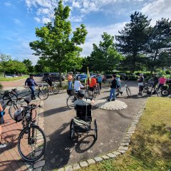 Knapp 20 radbegeisterte Lohfeldenerinnen und Lohfeldener konnten Bürgermeister Uwe Jäger (M.) und Erste Beigeordnete Bärbel Fehr (r.) am Bürgersee zur öffentlichen Fahrradtour, die vom Parkplatz hinter dem Rathaus bis zur Gemarkungsgrenze Kaufungen verlief, begrüßen.  
