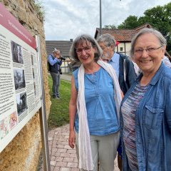Bettina (l.) und Helga Imgrund schauten sich die neue Tafel an.