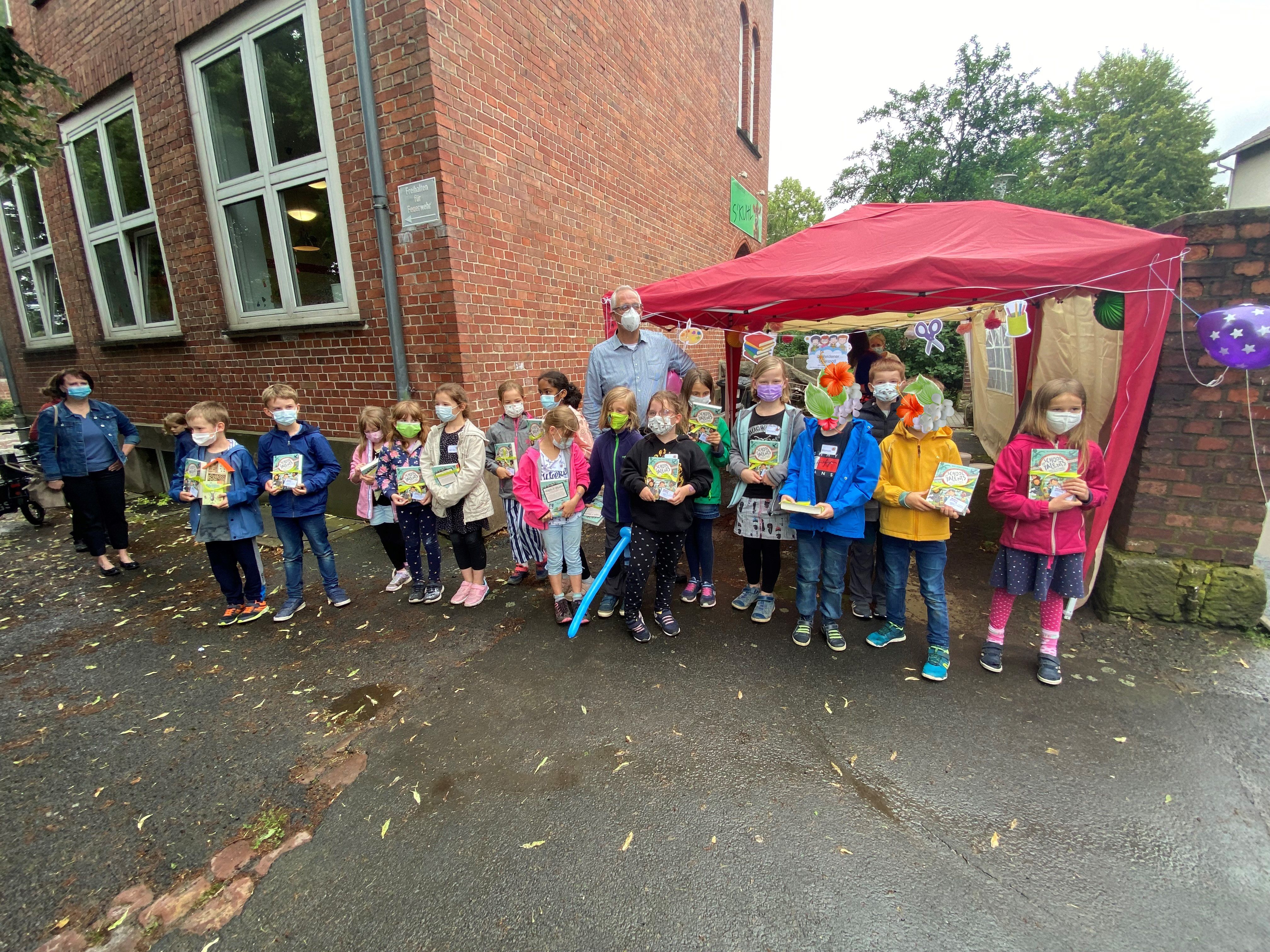17 von 20 teilnehmenden Kinder der Schulklassen 2 bis 4 waren am 14. Juli zur Preisverleihung des Wettbewerbs „Lohfeldener Lesespaß“ ins Jugendzentrum S´Kuhl gekommen.