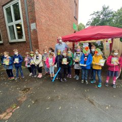 17 von 20 teilnehmenden Kinder der Schulklassen 2 bis 4 waren am 14. Juli zur Preisverleihung des Wettbewerbs „Lohfeldener Lesespaß“ ins Jugendzentrum S´Kuhl gekommen.