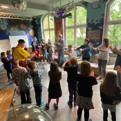 Clown Toni sang mit den Kindern und den TeilnehmerInnen der Preisverleihung „Aramsamsam“.