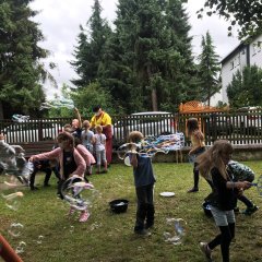 Großer Spaß mit großen Seifenblasen.