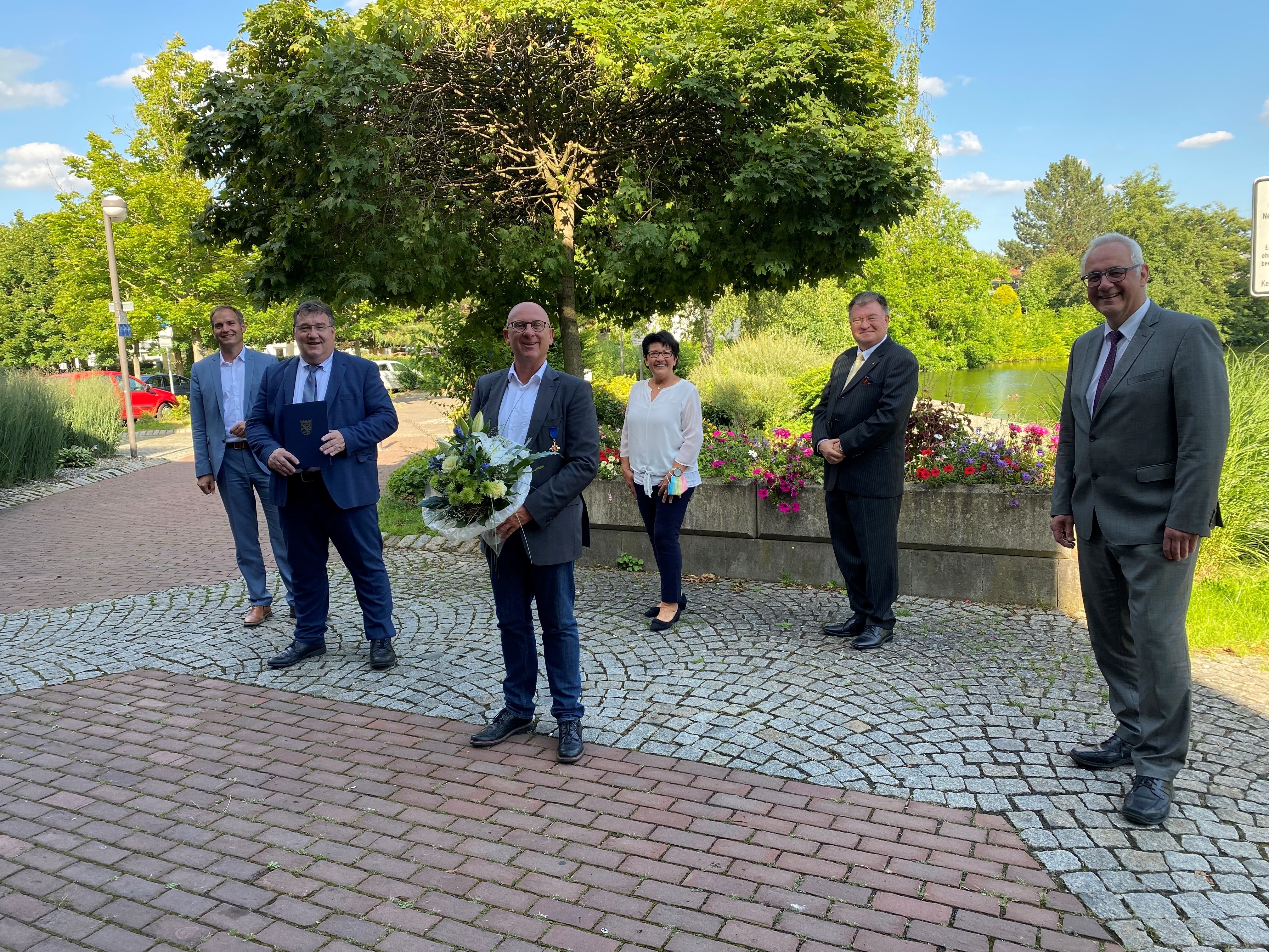 Dominik Haferburg (M.) erhielt den „Hessischen Verdienstorden am Bande“. Die hohe Auszeichnung überreichte Staatssekretär für Europaangelegenheiten, Mark Weinmeister (2.v.l.) am 30. Juli 2021 im Familienraum Lohfelden. Zu den Gratulanten gehörten CDU Kreisverbandsvorsitzender Michael Aufenanger (l.), Erste Beigeordnete Bärbel Fehr und Antragsteller Ralf Titze (r.).