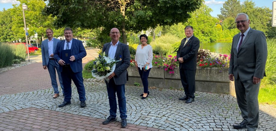 Dominik Haferburg (M.) erhielt den „Hessischen Verdienstorden am Bande“. Die hohe Auszeichnung überreichte Staatssekretär für Europaangelegenheiten, Mark Weinmeister (2.v.l.) am 30. Juli 2021 im Familienraum Lohfelden. Zu den Gratulanten gehörten CDU Kreisverbandsvorsitzender Michael Aufenanger (l.), Erste Beigeordnete Bärbel Fehr und Antragsteller Ralf Titze (r.).