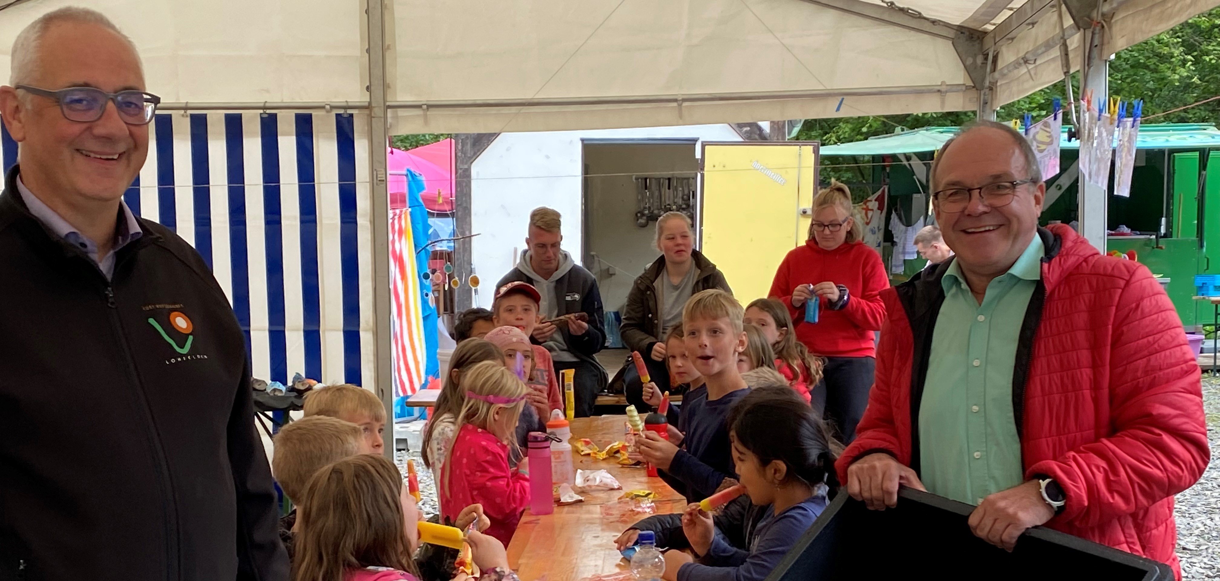 „Eiszeit“ beim Ferien-FEZ – Lohfeldens Bürgermeister Uwe Jäger (l.) und Söhrewalds Bürgermeister Michael Steisel verteilten kalten Nachtisch.
