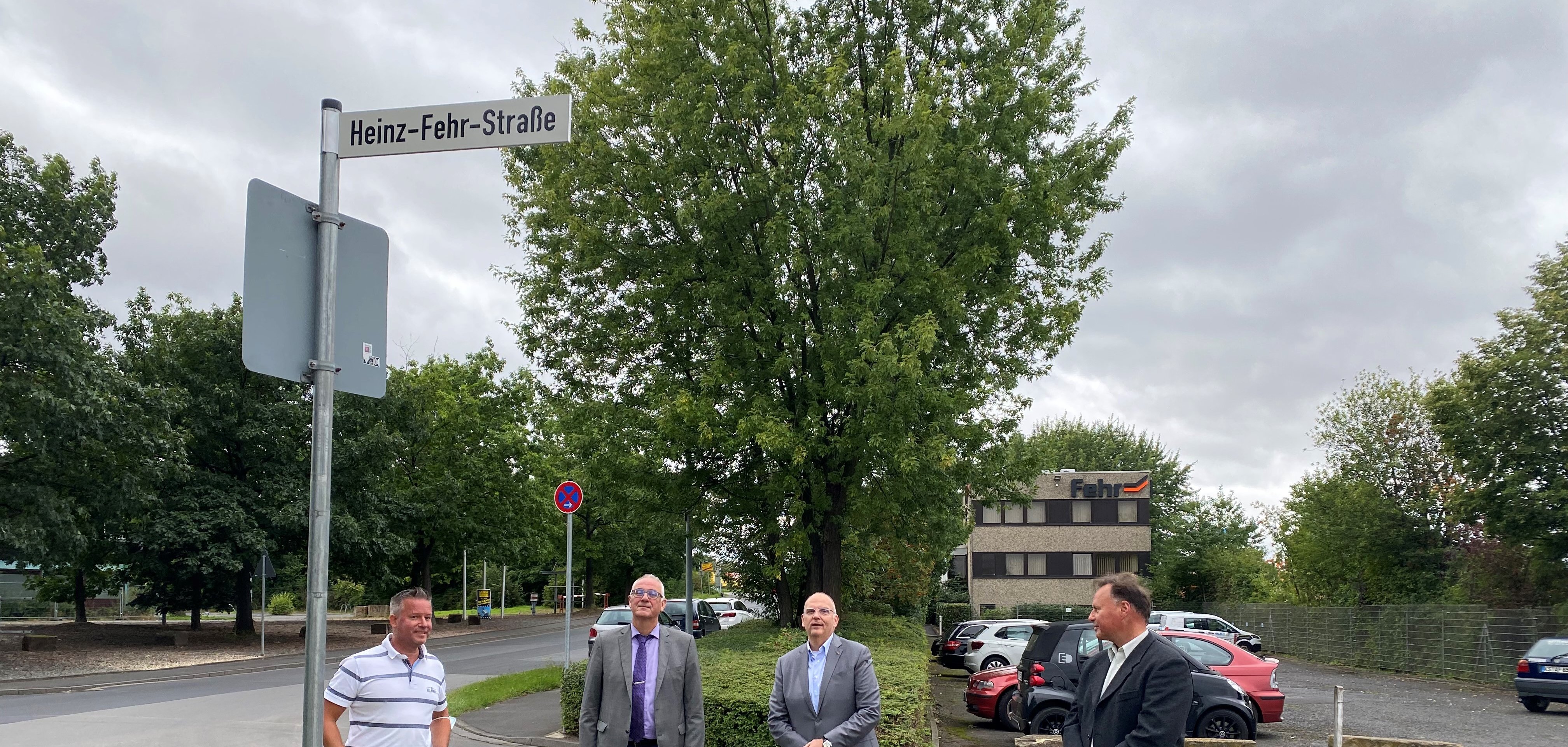Am 27. August wurde die Heinz-Fehr-Straße im Lohfeldener Gewerbegebiet von Bürgermeister Uwe Jäger (2.v.l.) eingeweiht. Dr. Andreas Fehr (Fehr-Firmengruppe, 2.v.r.) freute sich mit Urban Becker (Leiter Bereich Nordhessen Fa. Fehr, r.) und Fachbereichsleiter Thorsten Bürgel (Rathaus Lohfelden, l.) über die bleibende Erinnerung an seinen Vater. 