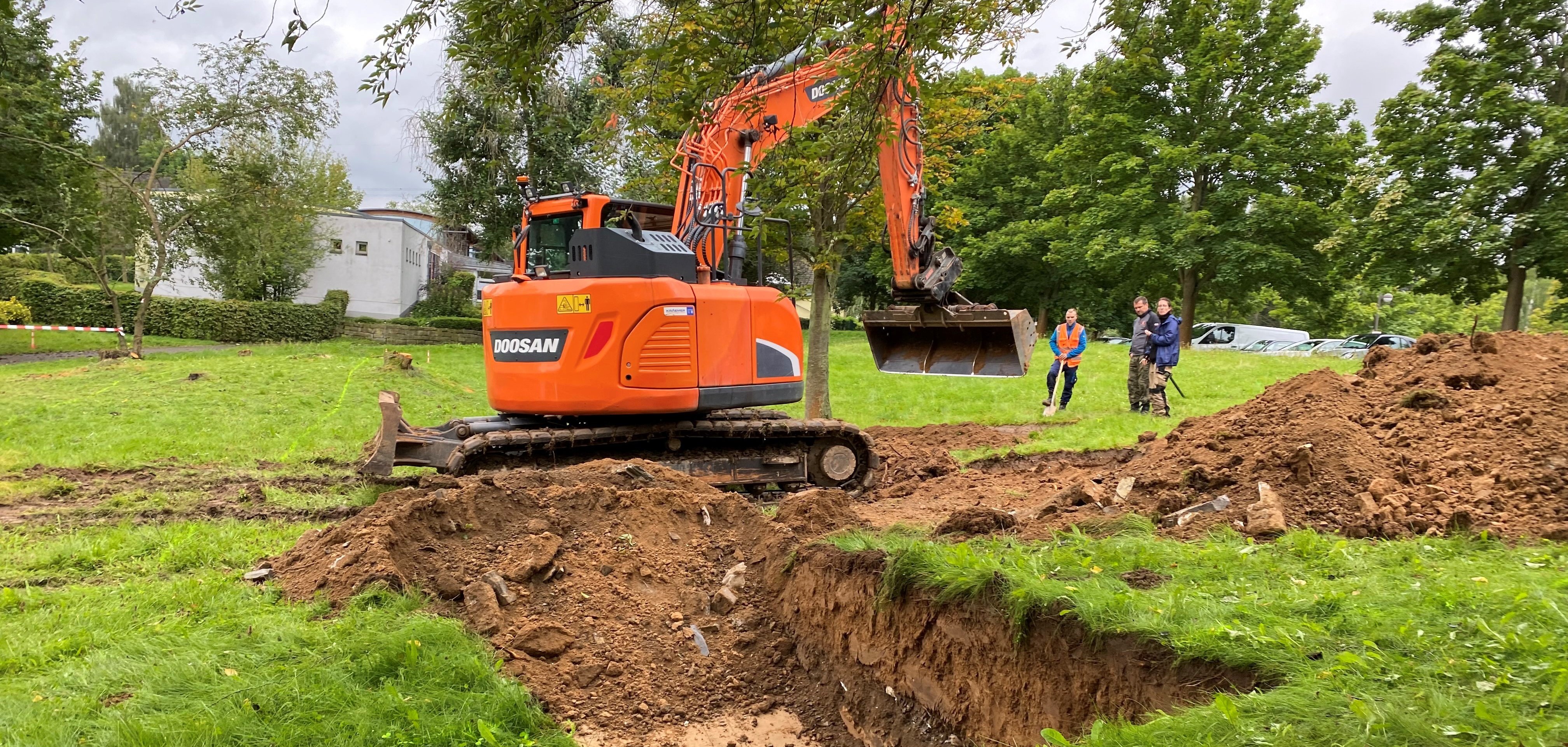 Das Gelände neben der Kindertagesstätte Quellenweg wird im Auftrag des Landesamts für Denkmalpflege auf Reste einer bronzezeitlichen Siedlung untersucht.
