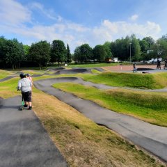 So oder so ähnlich könnte auch der geplante Pumptrack nahe der Skateanlage in Lohfelden einmal aussehen. Zu sehen ist hier beispielhaft der Pumptrack in Sontra.