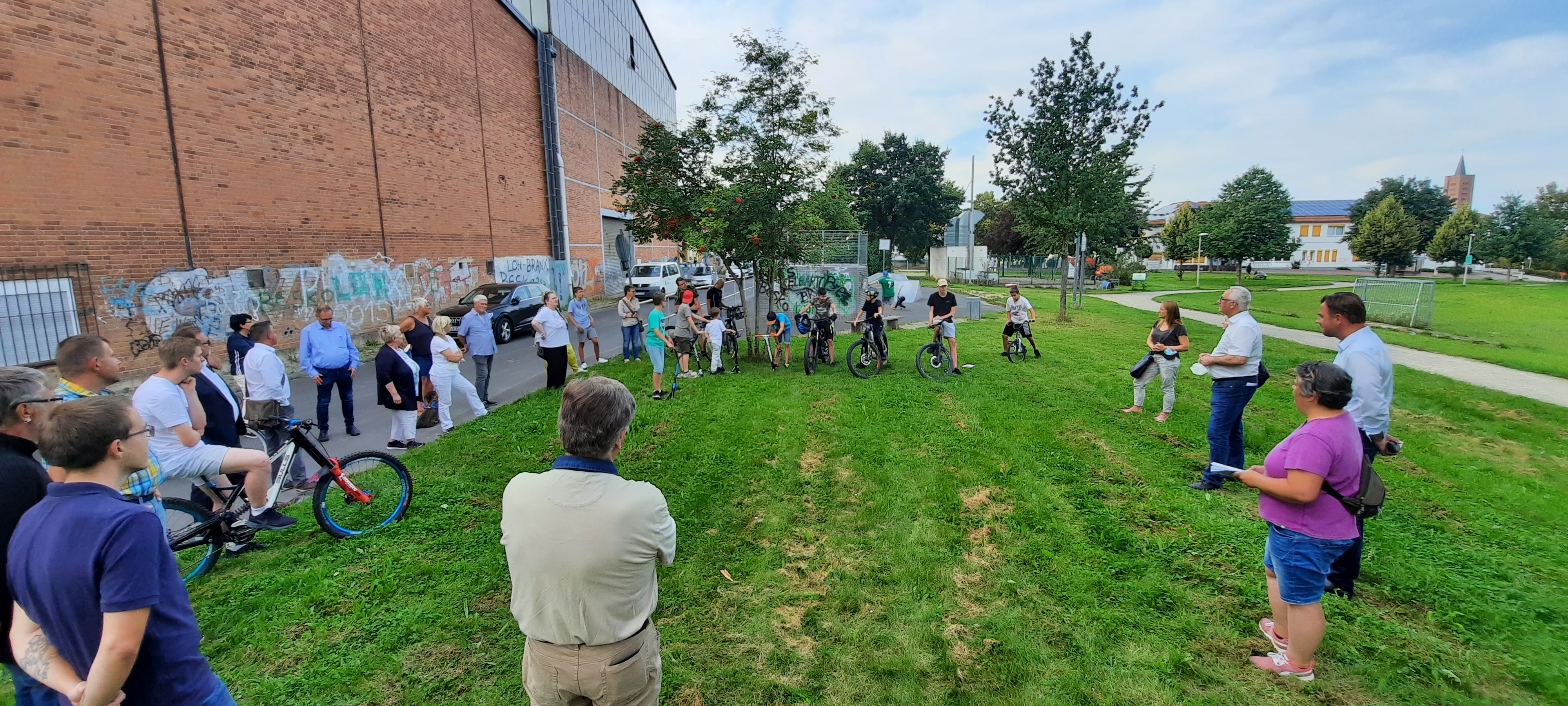 Am 06.09. konnten sich Lohfeldener Bürgerinnen und Bürger sowie Lokalpolitikerinnen und Lokalpolitiker an der Skateanlage einen Überblick über den Sachstand des Projekts "Pumptrack@Skateanlage" verschaffen. 