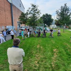 Am 06.09. konnten sich Lohfeldener Bürgerinnen und Bürger sowie Lokalpolitikerinnen und Lokalpolitiker an der Skateanlage einen Überblick über den Sachstand des Projekts "Pumptrack@Skateanlage" verschaffen. 