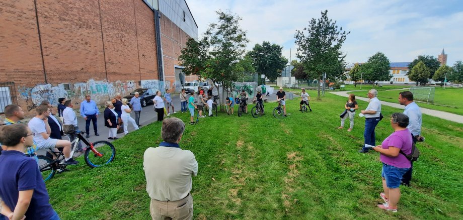 Am 06.09. konnten sich Lohfeldener Bürgerinnen und Bürger sowie Lokalpolitikerinnen und Lokalpolitiker an der Skateanlage einen Überblick über den Sachstand des Projekts "Pumptrack@Skateanlage" verschaffen. 