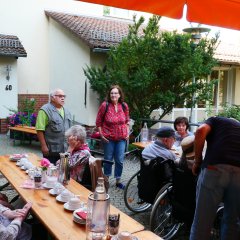 Gleich kann das Kaffeetrinken beginnen: Seniorenbeiratsvorsitzender Karl Schäffer (l.) begrüßte gemeinsam mit einer der beiden stell. Vorsitzen-den, Karin Schnell, die zahlreichen Teilnehmerinnen und Teilnehmer. Nicht auf dem Foto zu sehen ist die stellv. Vorsitzende Bärbel Fehr, die sich aufgrund eines anderweitigen Termins entschuldigen ließ.  
