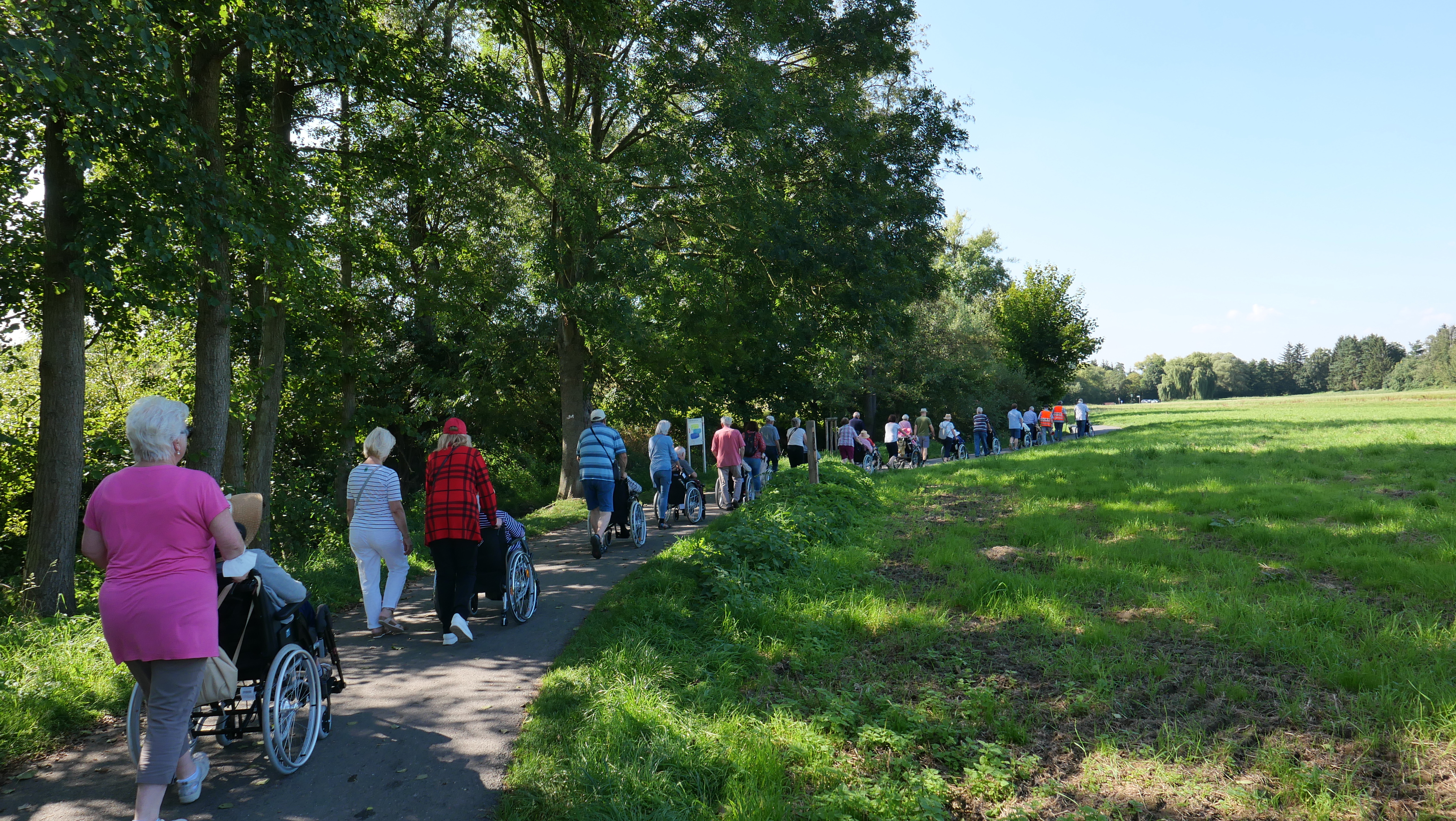 Bei schönstem Sonnenschein ging es für die Teilnehmenden am 08.09. gut gelaunt am Wahlebach entlang.  