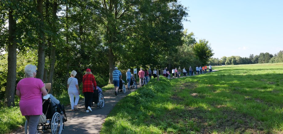 Bei schönstem Sonnenschein ging es für die Teilnehmenden am 08.09. gut gelaunt am Wahlebach entlang.  