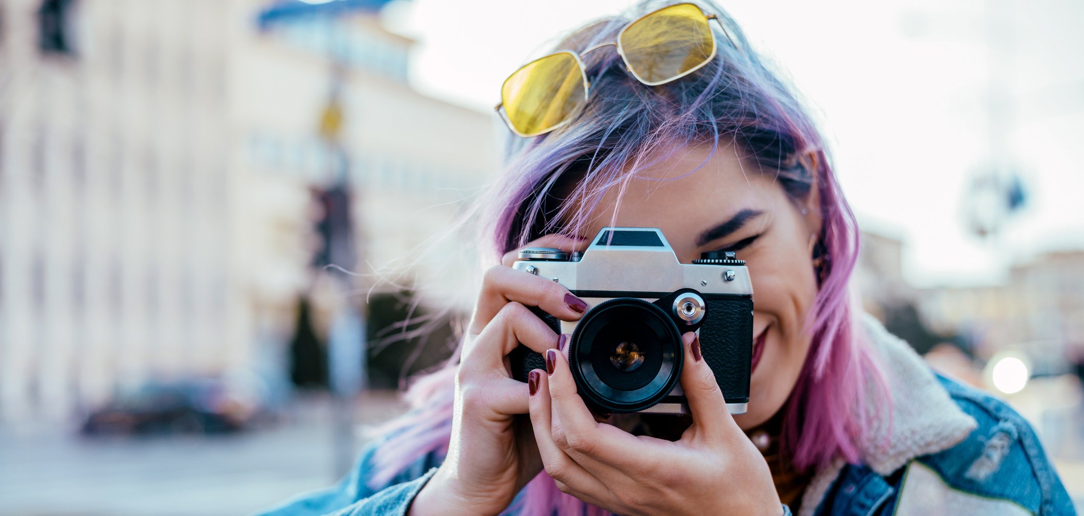 Mädchen mit Fotoapparat.