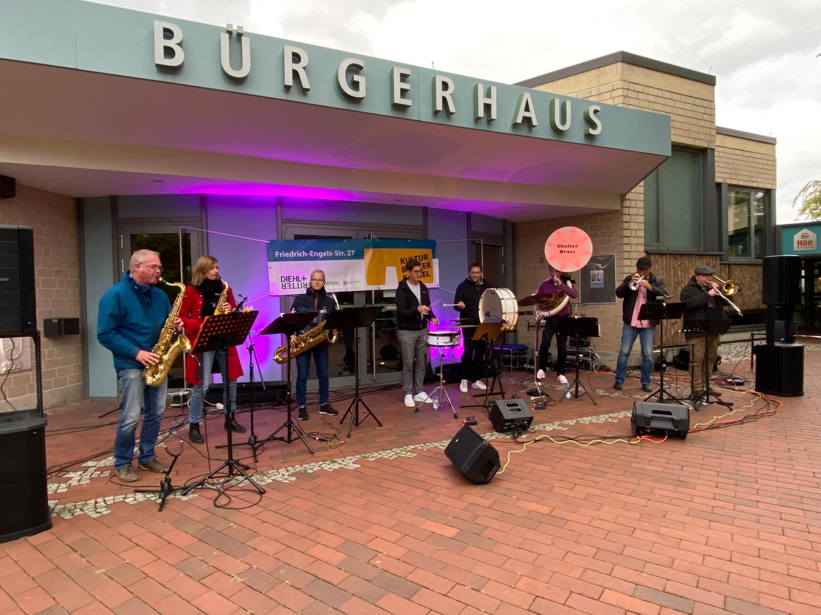 Auftritt der „Shelter Brass“ am 19.09. vor dem Bürgerhaus Lohfelden.