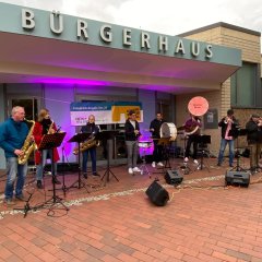 Auftritt der „Shelter Brass“ am 19.09. vor dem Bürgerhaus Lohfelden.