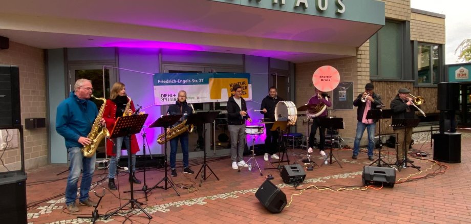 Auftritt der „Shelter Brass“ am 19.09. vor dem Bürgerhaus Lohfelden.