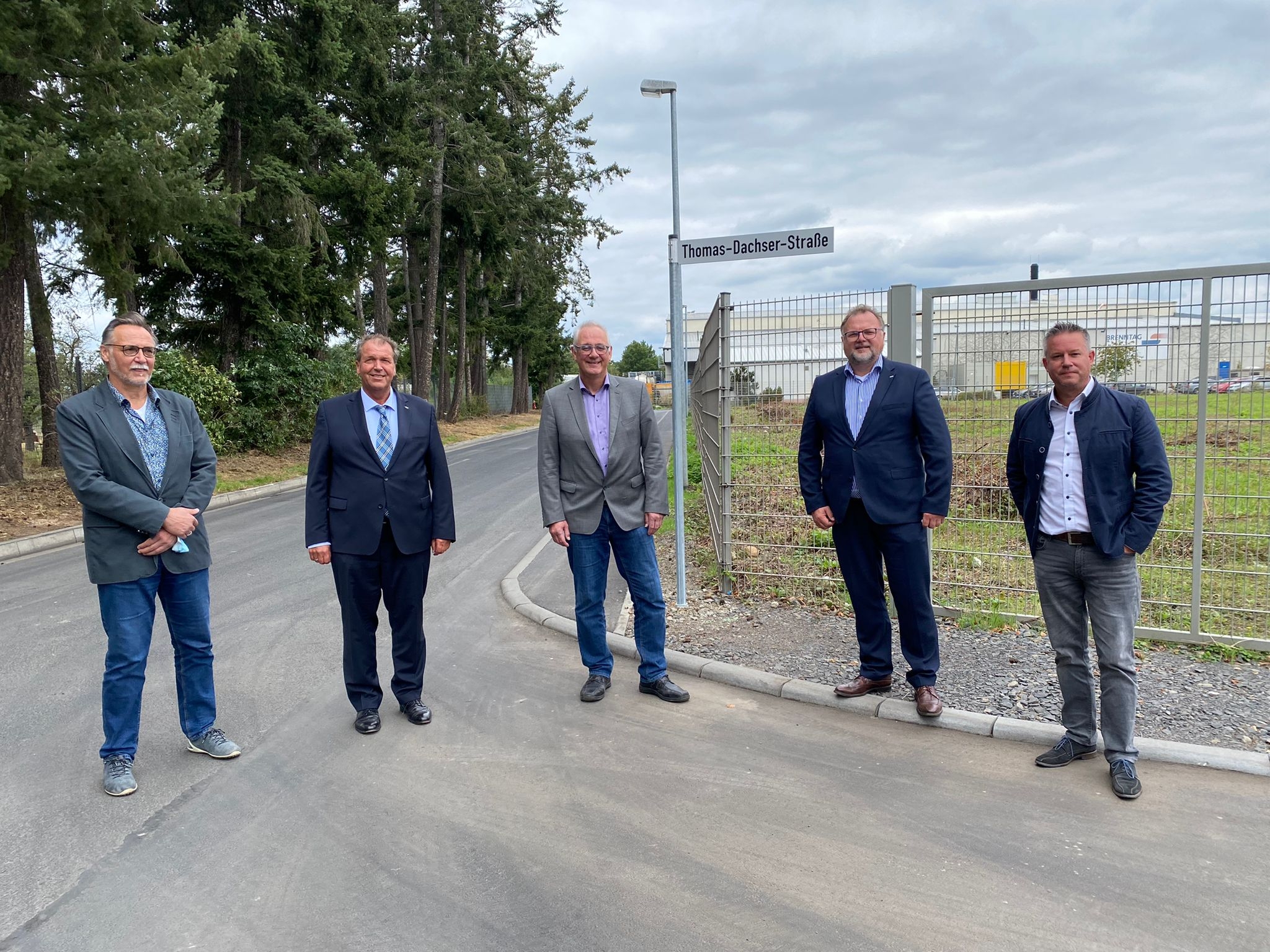 Straßenbenennung „Thomas-Dachser-Straße“ am 20.09.2021 im Lohfeldener Gewerbegebiet: General Manager Andreas Fritsch (2.v.l.) und Niederlassungsleiter Mathias Oetter (2.v.r) der DACHSER-Firmengruppe freuen sich mit Bürgermeister Uwe Jäger (M.), dem Fachbereichsleiter „Bauen und Wohnen“, Rolf Schweitzer (l.) und dem Fachbereichsleiter „Finanzen und Bürger“, Thorsten Bürgel (r.) über den neuen Straßennamen. 