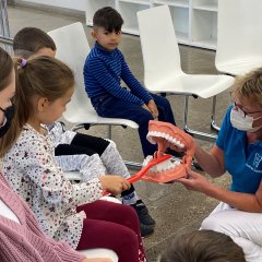 Mit Feuereifer putzten die Kinder unter Anleitung von Gudrun Schmidt das große Zahnmodell.