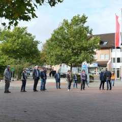 Die Gäste auf dem Rathausplatz konnten die Gedenkfeierlichkeiten im Bürgerhaus per Tonübertragung live mitverfolgen.