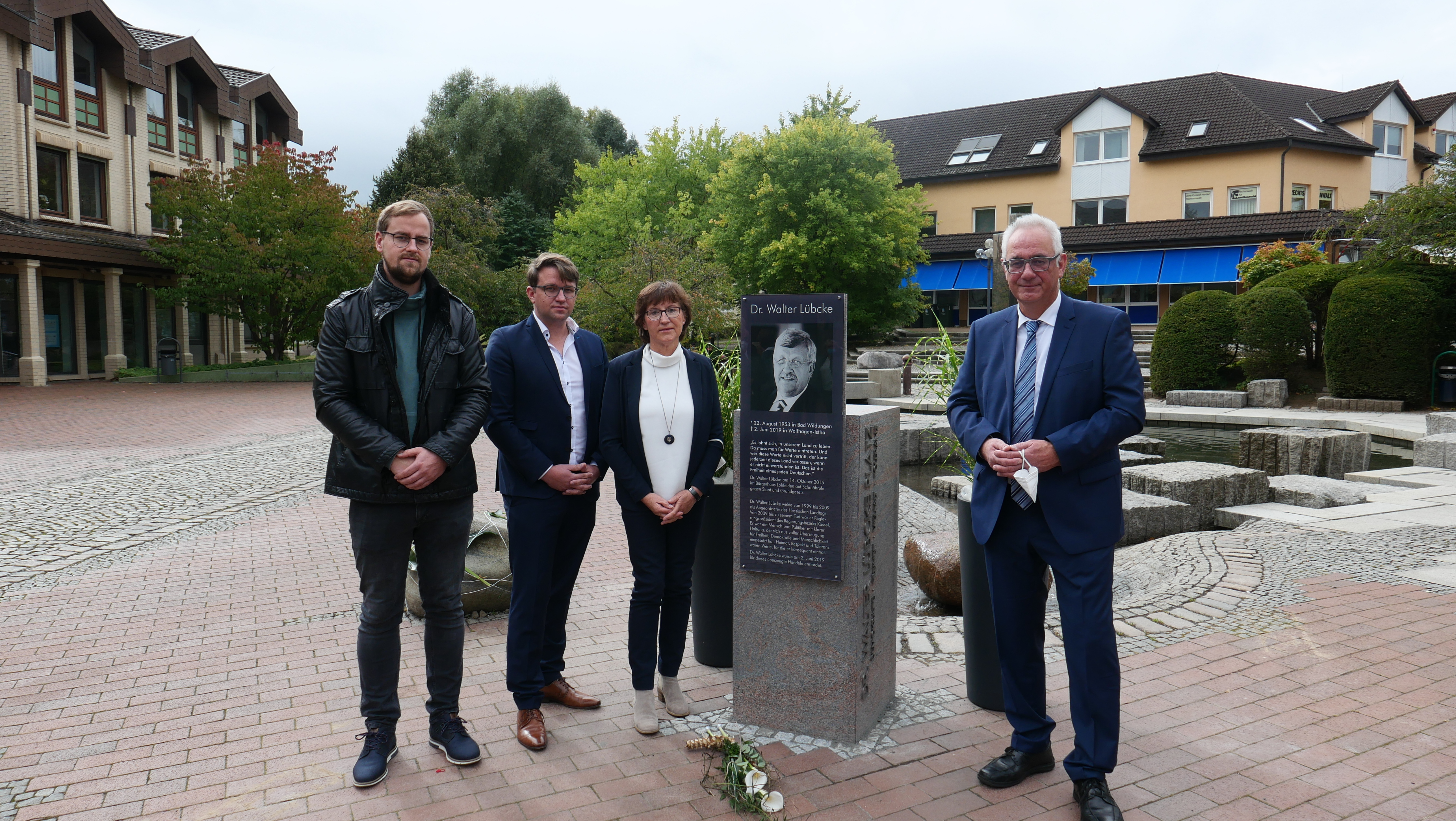 Enthüllten gemeinsam die Gedenktafel für den ermordeten Regierungspräsidenten Dr. Walter Lübcke (v.l.n.r.) : Seine beiden Söhne Jan-Hendrik und Christoph Lübcke zusammen mit ihrer Mutter Irmgard Braun-Lübcke und Bürgermeister Uwe Jäger. 
