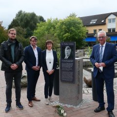 Enthüllten gemeinsam die Gedenktafel für den ermordeten Regierungspräsidenten Dr. Walter Lübcke (v.l.n.r.) : Seine beiden Söhne Jan-Hendrik und Christoph Lübcke zusammen mit ihrer Mutter Irmgard Braun-Lübcke und Bürgermeister Uwe Jäger. 