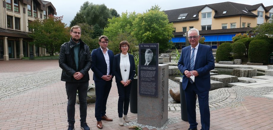 Enthüllten gemeinsam die Gedenktafel für den ermordeten Regierungspräsidenten Dr. Walter Lübcke (v.l.n.r.) : Seine beiden Söhne Jan-Hendrik und Christoph Lübcke zusammen mit ihrer Mutter Irmgard Braun-Lübcke und Bürgermeister Uwe Jäger. 