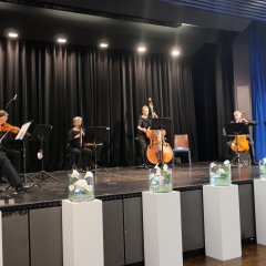 Musikerinnen und Musiker des Kasseler Staatsorchesters sorgten mit ausgesuchten Musikstücken für die würdevolle musikalische Umrahmung der Gedenkfeierlichkeiten auf der Bürgerhausbühne und im Rathausfoyer.