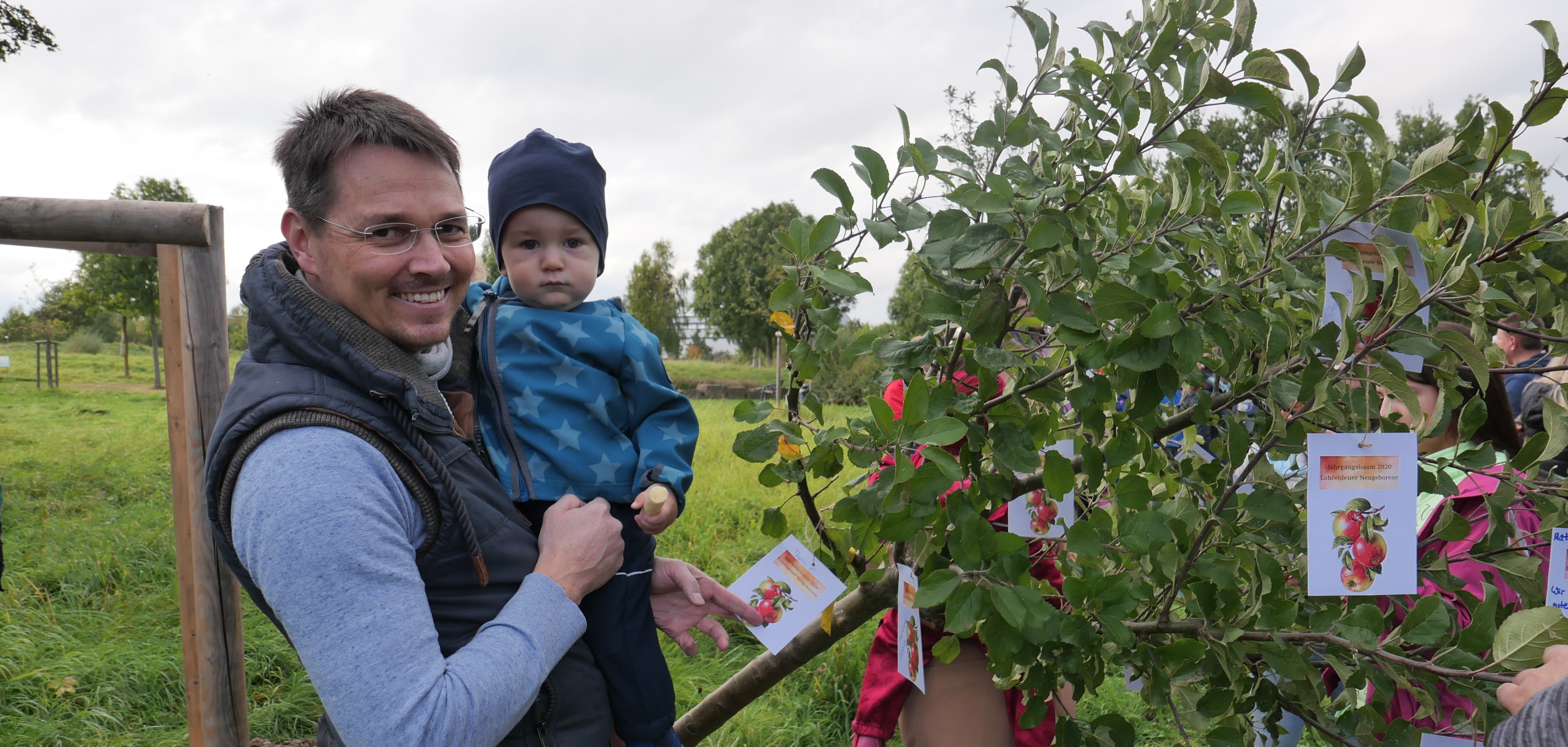 Marcus Engelhardt befestigte für seinen kleinen Sohn Theo, der am 12.06.2020 das Licht der Welt erblickte, dessen Namenskärtchen am „Geburtsapfelbaum“. 