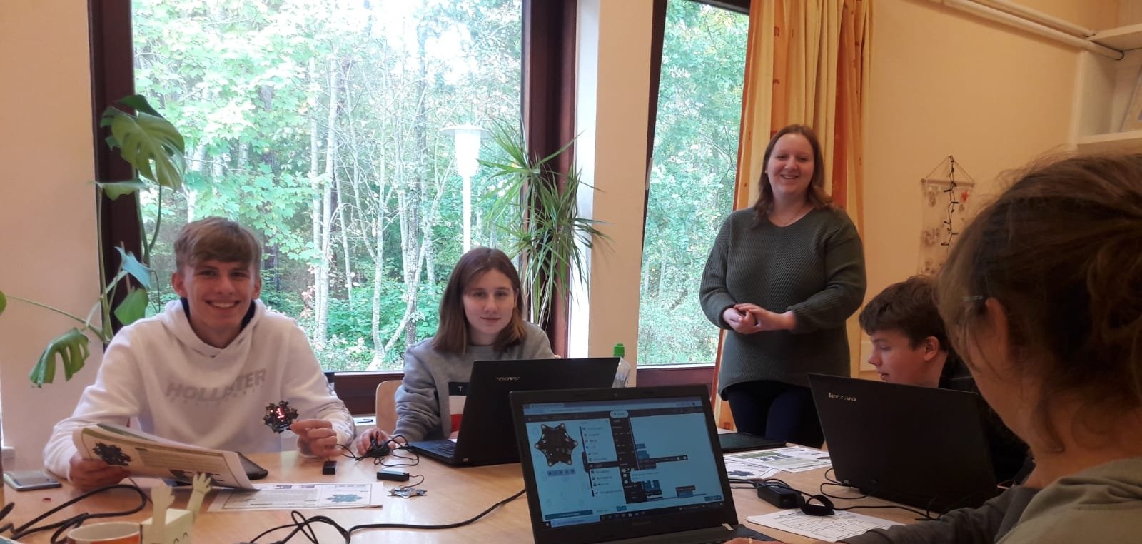 Jugendliche im Seminarraum