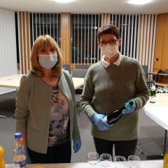 Karin Kranz (l.) und Rosi Simon versorgten die Gäste mit Kaltgetränken.