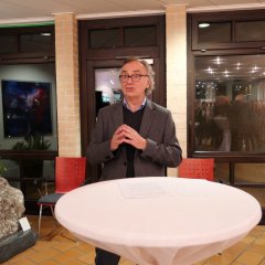 Der Lohfeldener Künstler Wolfgang Loewe wusste allerhand Wissenswertes über den Künstler Prof. Dr. Gernot Minke zu berichten.