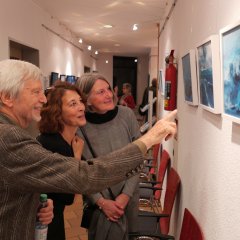 Künstler Gernot Minke im Gespräch mit den beiden interessierten Besucherinnen Mechthild Häckl (M.) und Monika Diehl.