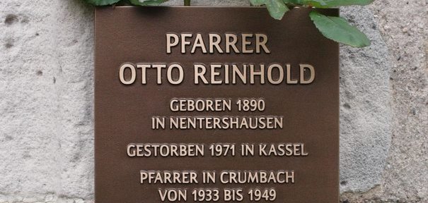 Gedenktafel an Pfarrer Otto Reinhold neben der Kirchentür.