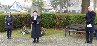 Gedenken am Ehrenmal auf dem Friedhof Bergstraße, (v. l. n. r.), VDK-Vorsitzende Waltraud Delmes, Erste Beigeordnete Bärbel Fehr und Pfarrer Klaus-Dieter Inerle.