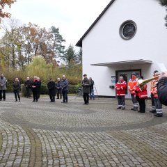 Teilnehmende auf dem Friedhof Bergstraße.