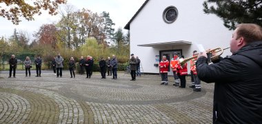 Teilnehmende auf dem Friedhof Bergstraße.