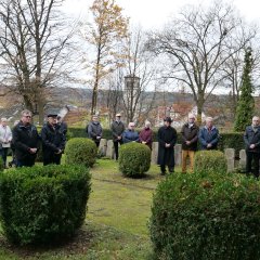 Teilnehmende auf dem Friedhof Vollmarshausen.