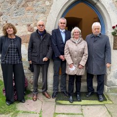 Enthüllung der Gedenktafel an Pfarrer Otto Reinhold, (v. l. n. r.), Pfarrerin i. R. Ingrid Ruhrmann-Brandt, Erich Brenne, Herbert Brethauer, Dr. Angela Pitzschke und Prof. Dietfrid Krause-Vilmar.