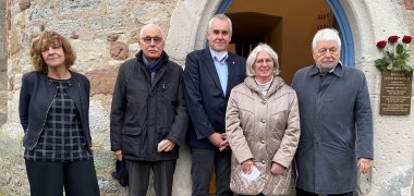 Enthüllung der Gedenktafel an Pfarrer Otto Reinhold, (v. l. n. r.), Pfarrerin i. R. Ingrid Ruhrmann-Brandt, Erich Brenne, Herbert Brethauer, Dr. Angela Pitzschke und Prof. Dietfrid Krause-Vilmar.