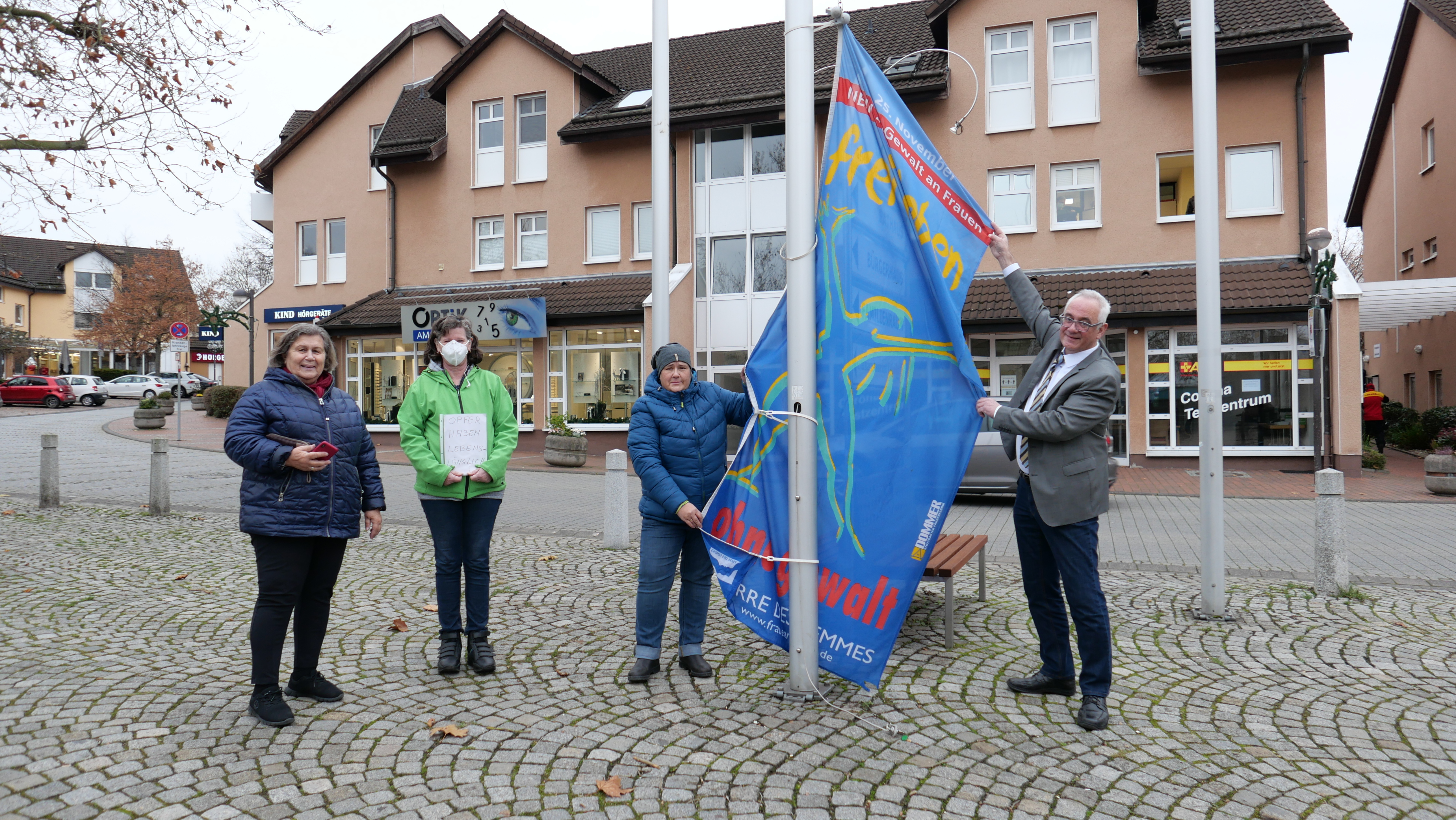 Frauenbeauftragte Lena Steffek-Herbold (3.v.l.) und Bürgermeister der Gemeinde Lohfelden Uwe Jäger hissten am 25.11. gemeinsam mit einigen interessierten Bürgerinnen die Fahne „Frei leben – ohne Gewalt“ als Zeichen zur Beseitigung von Gewalt gegen Frauen auf dem Dr.-Walter-Lübcke-Platz vor dem Rathaus.