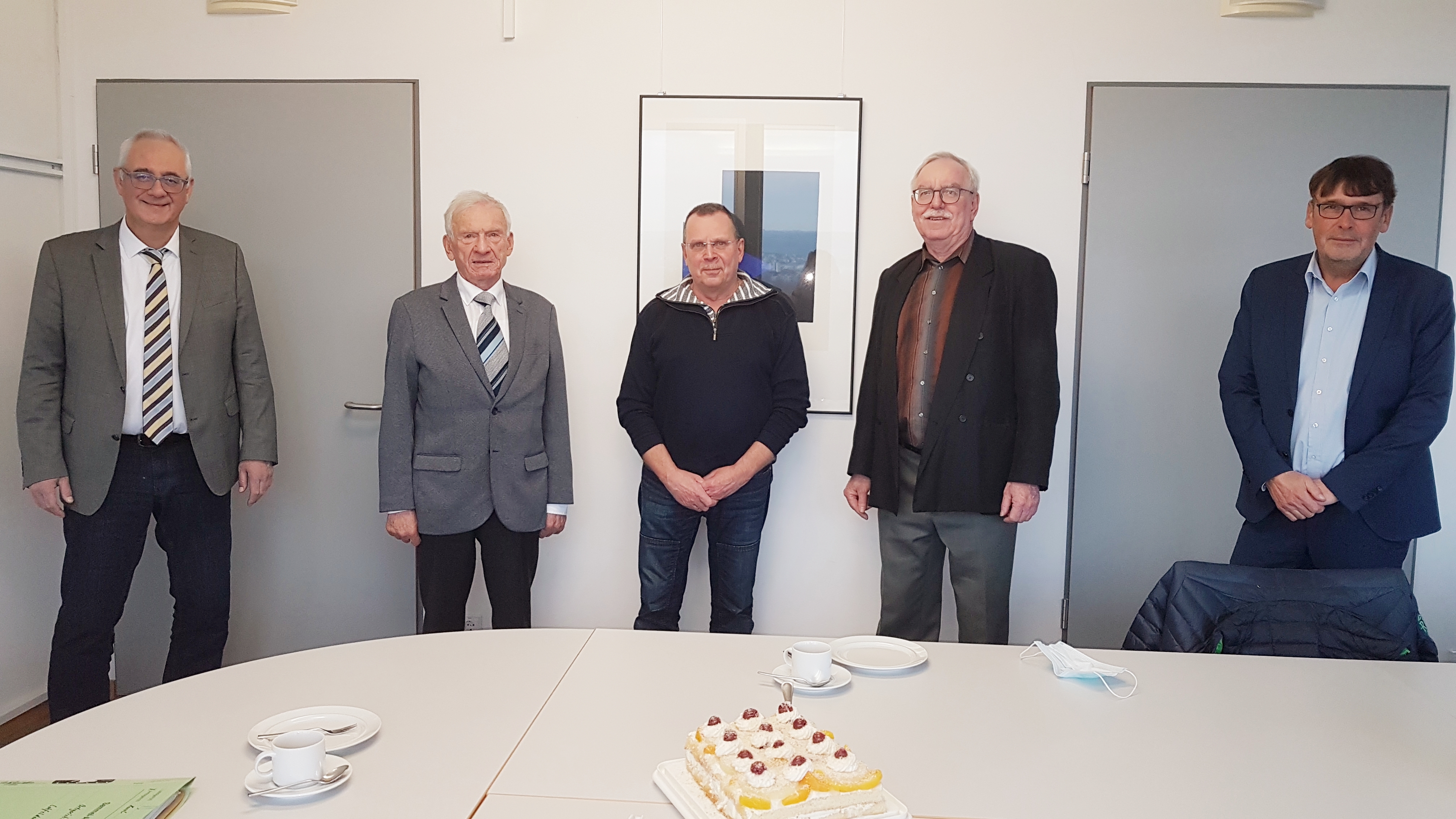 Verabschiedeten den Ortsgerichtsschöffen Rudolf Paul (2.v.l.) feierlich im Kasseler Amtsgericht (v.l.n.r.): Bürgermeister der Gemeinde Lohfelden, Uwe Jäger, gemeinsam mit Ortsgerichtsvorsteher Stephan Stein, Ortsgerichtsschöffe Wolf-Dieter Dietrich und Präsident des Amtsgerichts Wolf Winter.