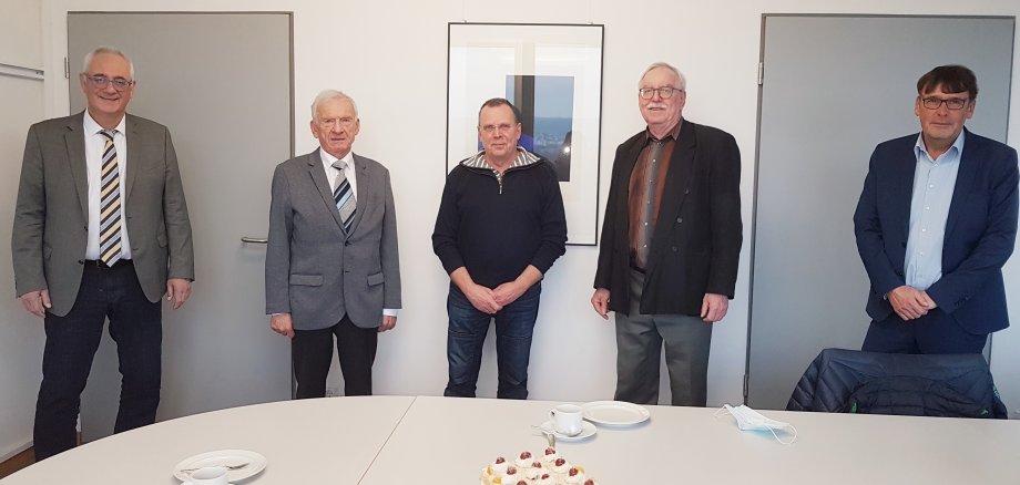 Verabschiedeten den Ortsgerichtsschöffen Rudolf Paul (2.v.l.) feierlich im Kasseler Amtsgericht (v.l.n.r.): Bürgermeister der Gemeinde Lohfelden, Uwe Jäger, gemeinsam mit Ortsgerichtsvorsteher Stephan Stein, Ortsgerichtsschöffe Wolf-Dieter Dietrich und Präsident des Amtsgerichts Wolf Winter.