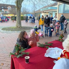 Am Nachmittag des 6.12. besuchte der Nikolaus die Kinder in Lohfelden. Auf dem Dr.-Walter-Lübcke-Platz – zwischen Rathaus und Bürgerhaus - konnten die Kleinen ihre Verse aufsagen oder Lieder singen und ein kleines Präsent abholen.