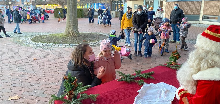 Am Nachmittag des 6.12. besuchte der Nikolaus die Kinder in Lohfelden. Auf dem Dr.-Walter-Lübcke-Platz – zwischen Rathaus und Bürgerhaus - konnten die Kleinen ihre Verse aufsagen oder Lieder singen und ein kleines Präsent abholen.