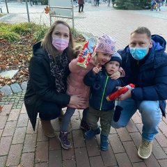 Daniela und Remi Ziegler freuen sich mit ihren Kindern Liana (4) und Elias (1,5) über den Besuch beim Nikolaus und diese schöne Aktion der Jugendpflege Lohfelden.